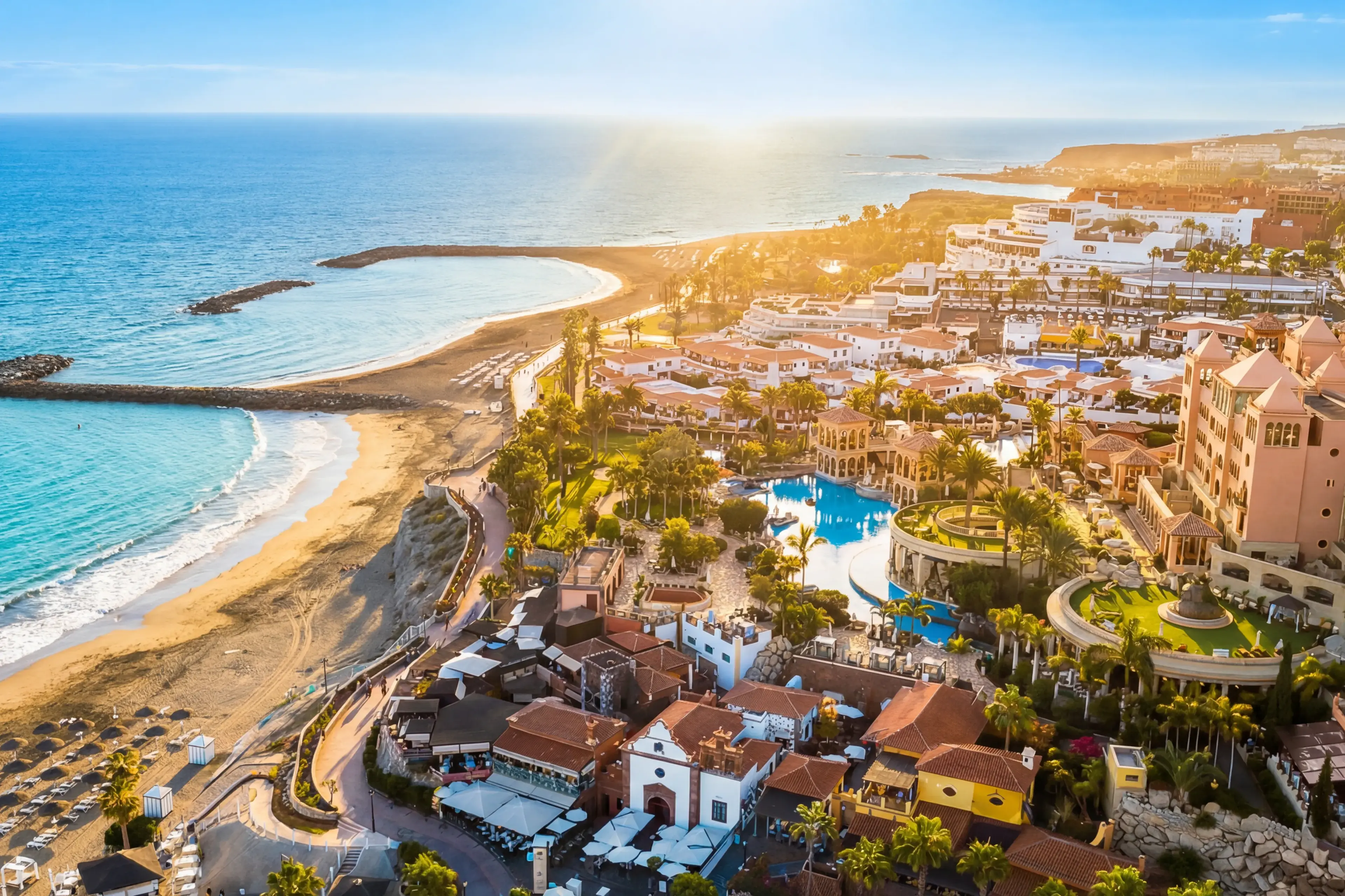 Plage El Duque et ses parasols élégants à Costa Adeje