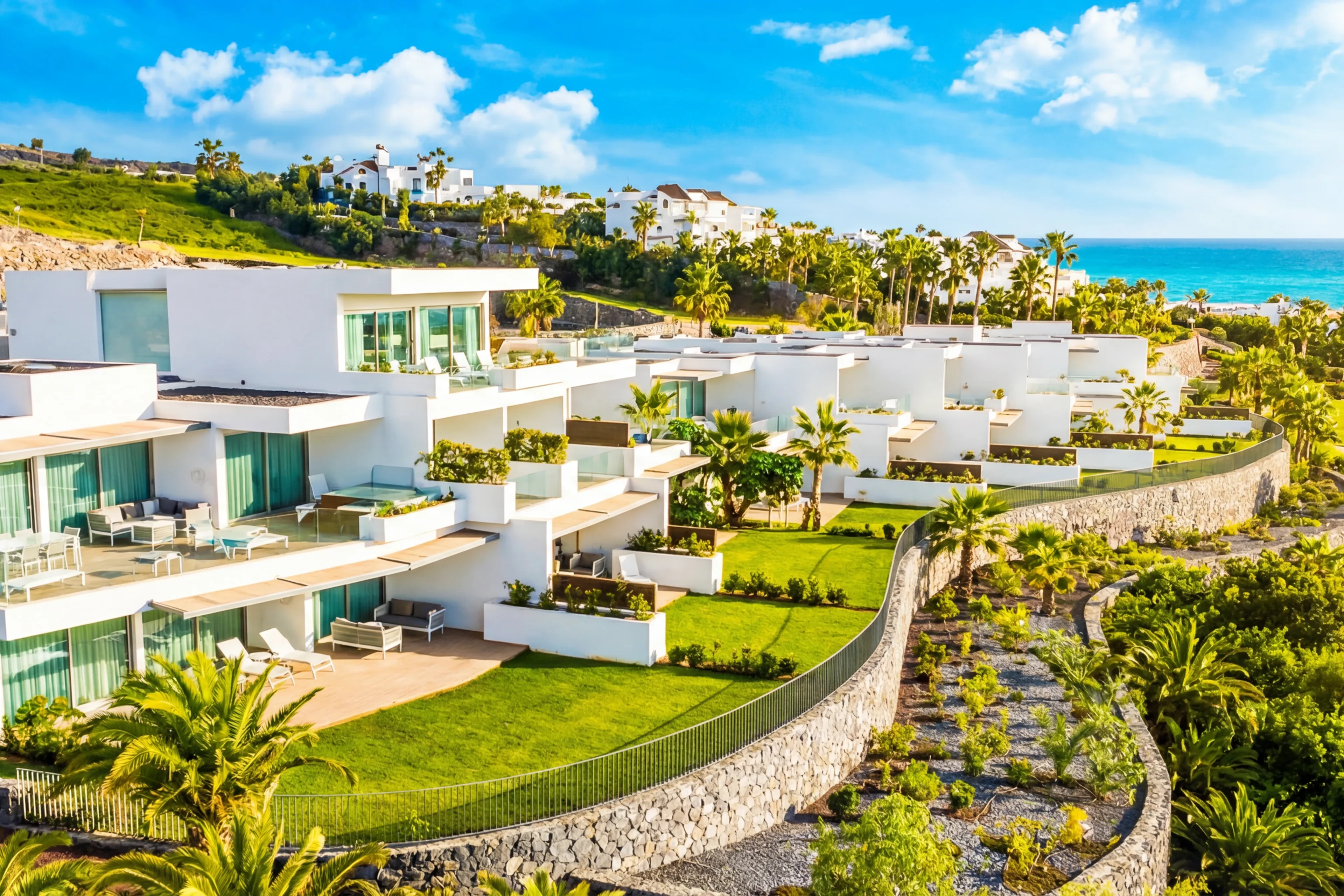 Villas contemporaines blanches face à l'océan turquoise, Abama, Tenerife