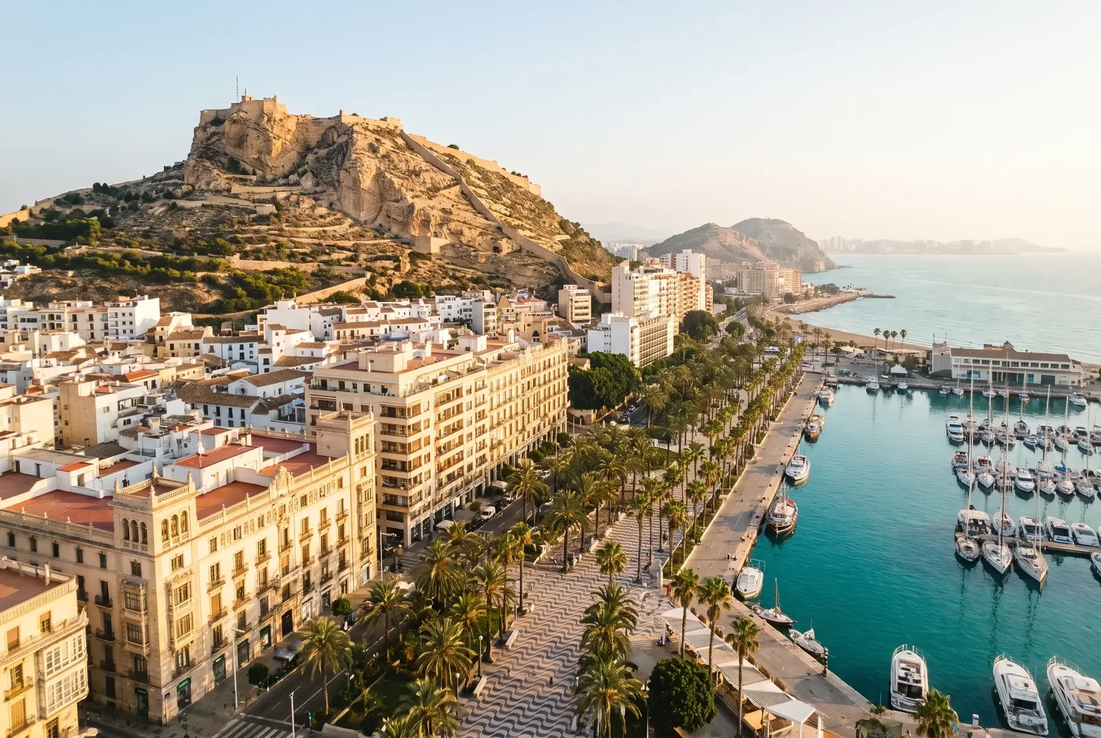 Le château de Santa Bárbara au-dessus du quartier de Santa Cruz, Alicante