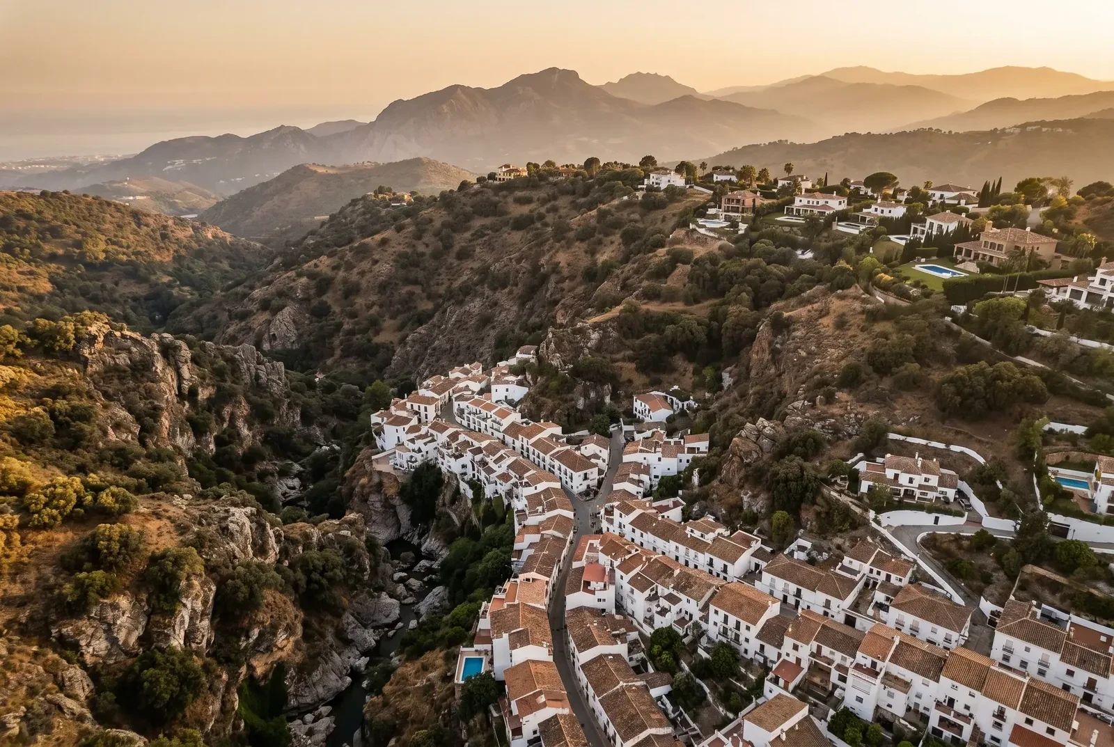 Le village blanc de Benahavís au-dessus de ses gorges, arrière-pays de Marbella