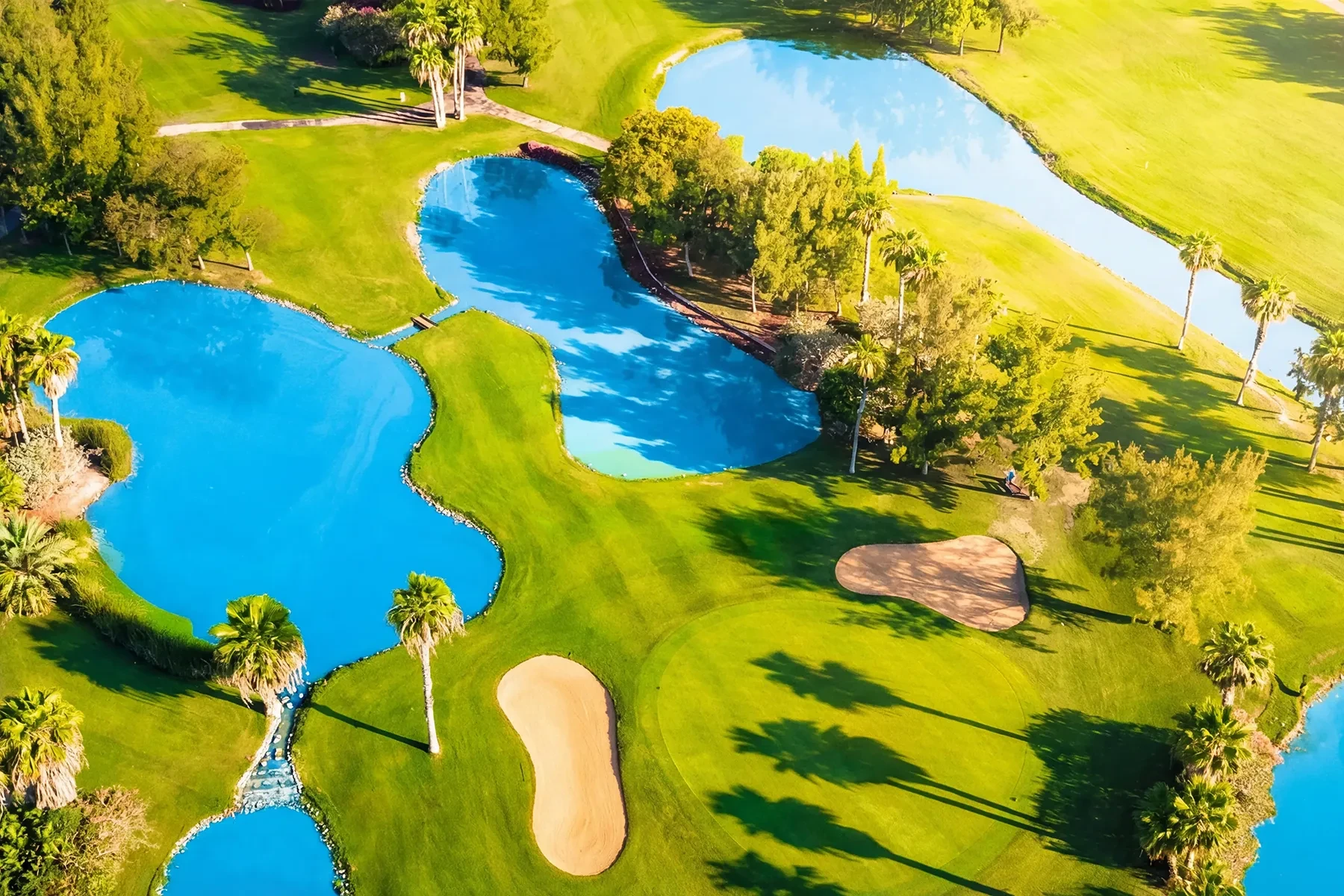 Les greens et les plans d’eau du golf de Costa Adeje, vus d’en haut