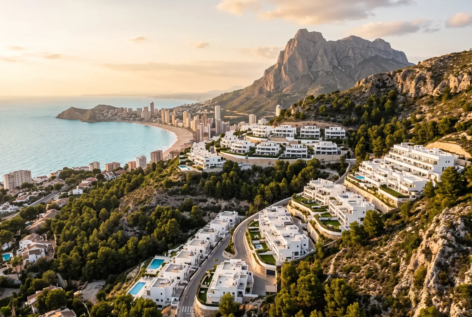 Les résidences neuves de Sierra Cortina au-dessus de la baie de Benidorm, Costa Blanca
