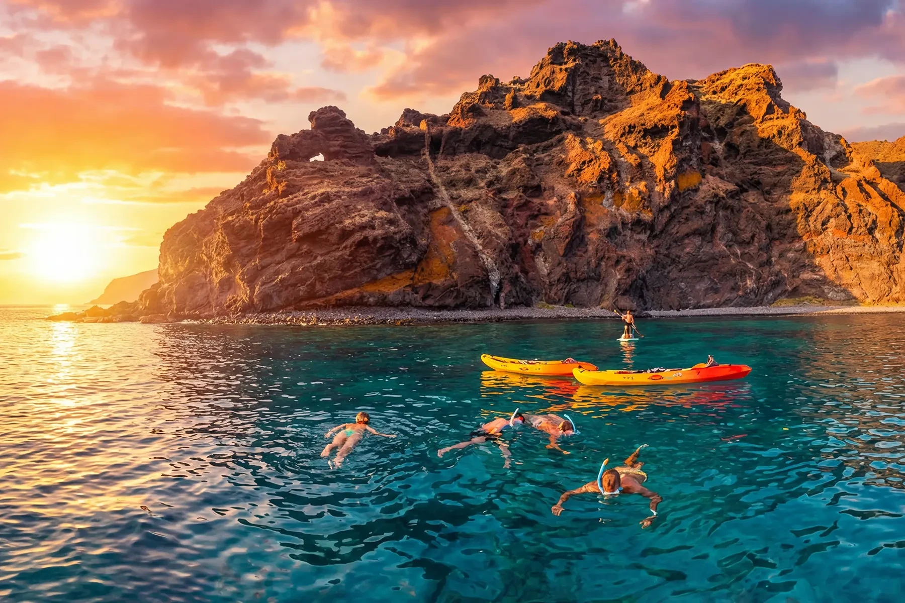 Criques volcaniques du littoral de Tenerife au coucher du soleil