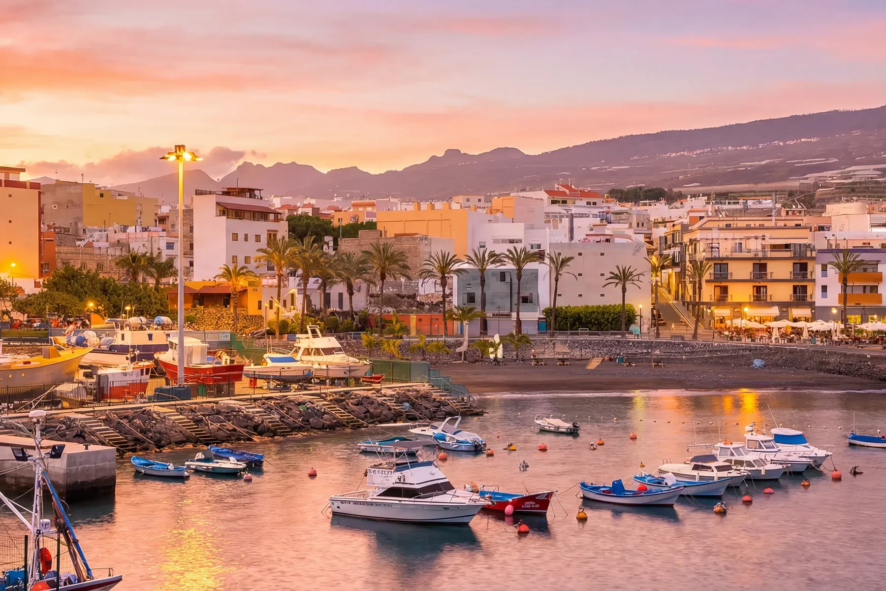 Port de pêche de Playa San Juan au coucher du soleil, sud-ouest de Tenerife