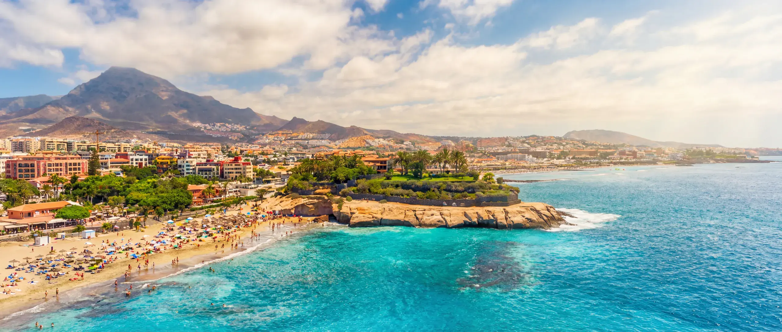 Plage de sable doré et eaux turquoise du sud de Tenerife