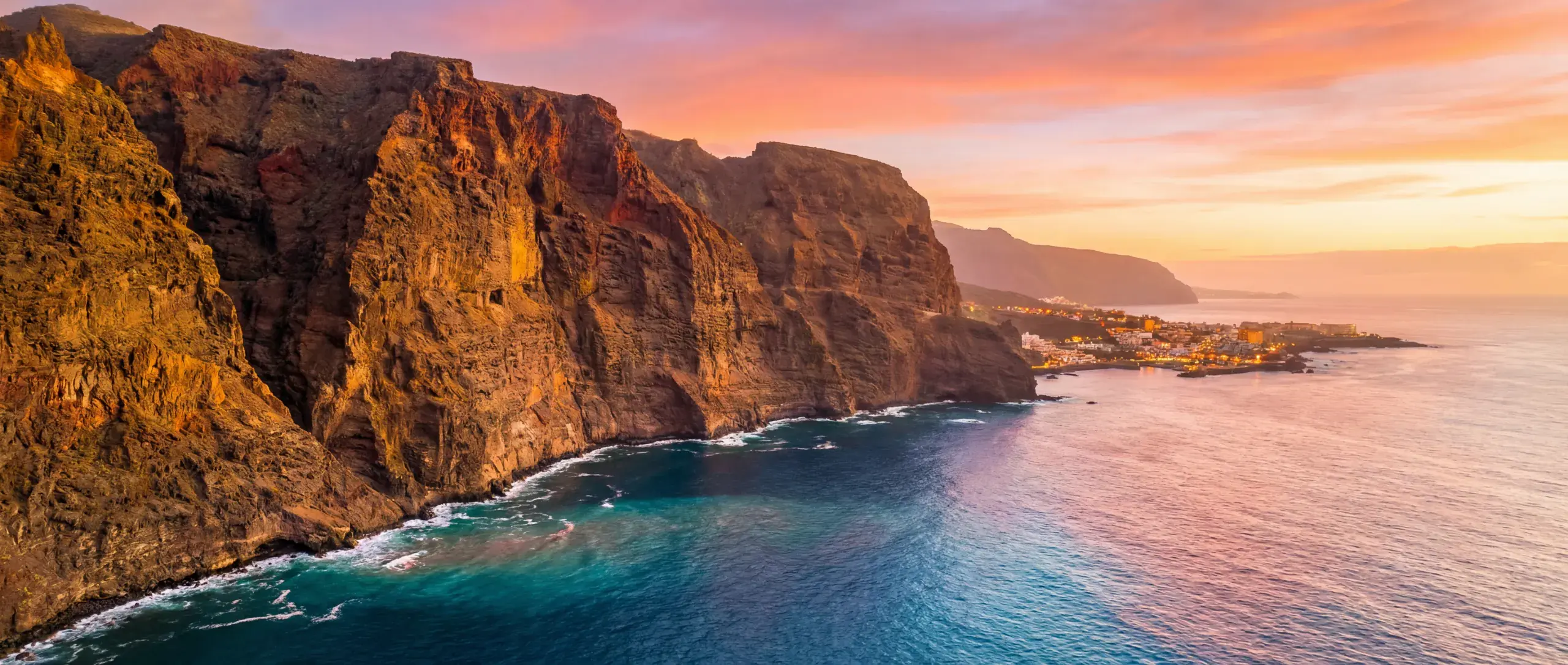 Plage élégante de Costa Adeje au soleil couchant