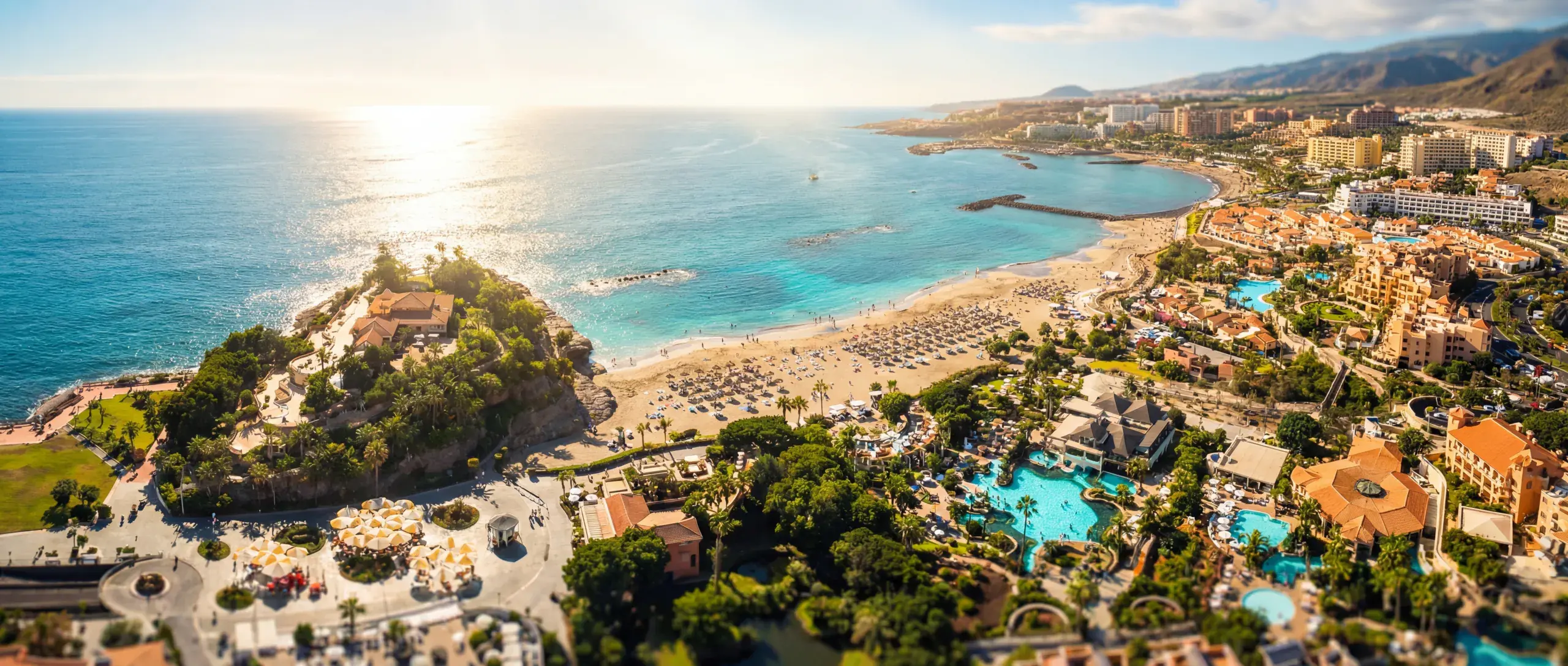 Le littoral sud de Tenerife baigné par la lumière dorée du couchant