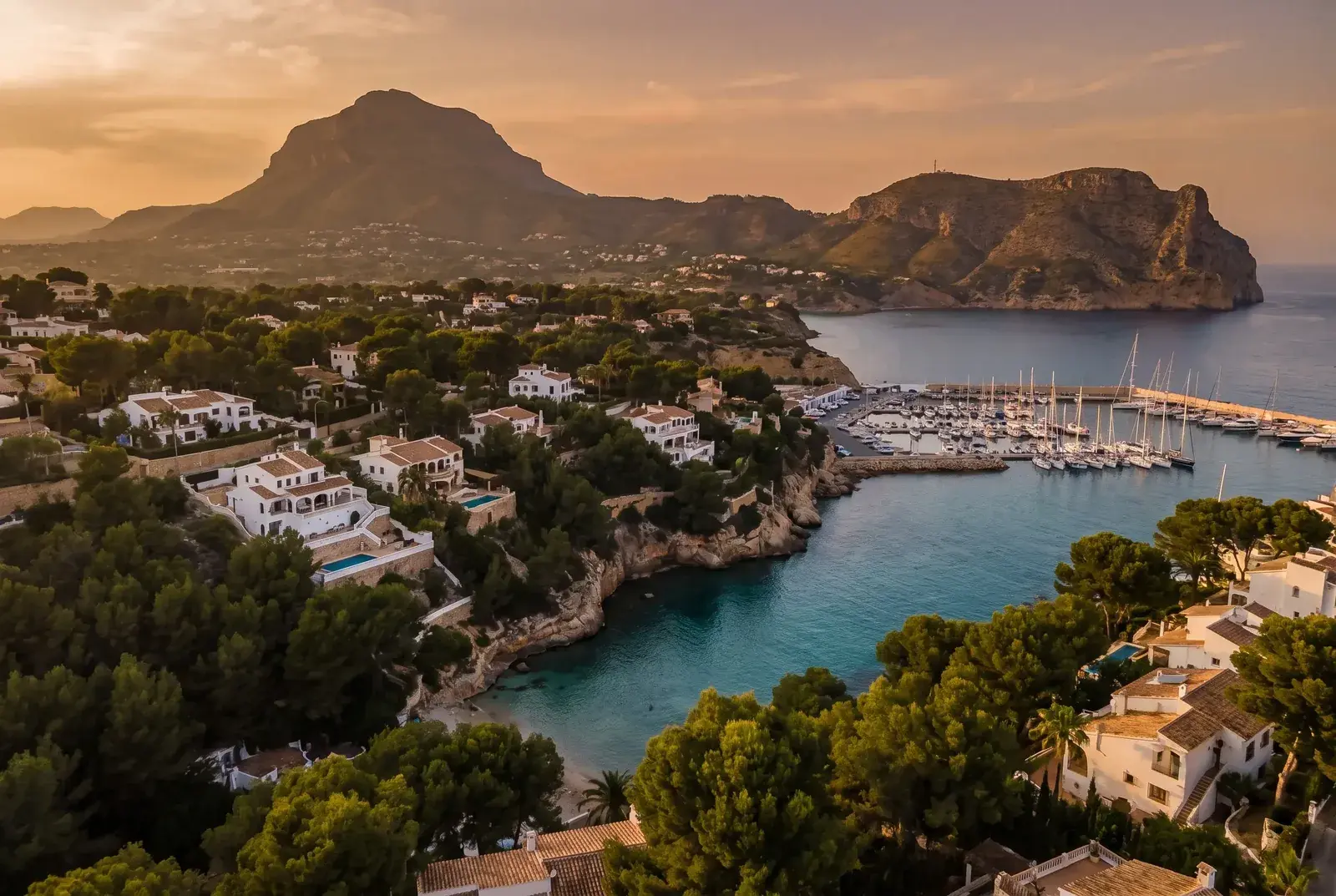 Le Montgó et le cap de la Nao au-dessus des criques de Jávea, Costa Blanca